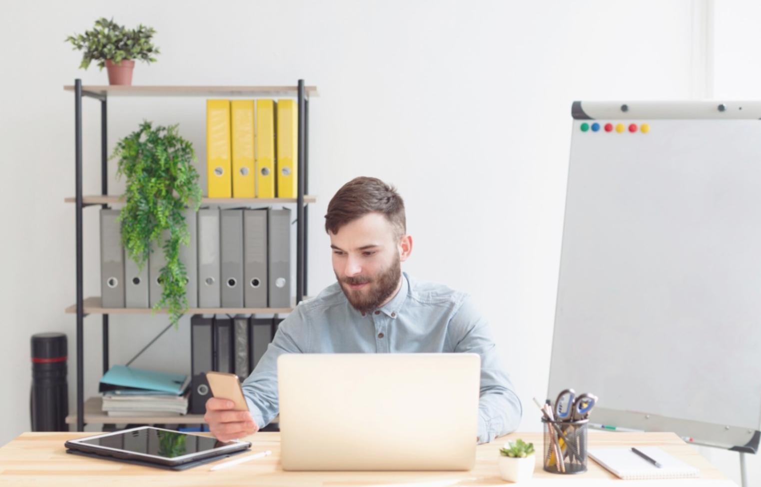 Équipe collaborative travaillant sur des solutions financières personnalisées